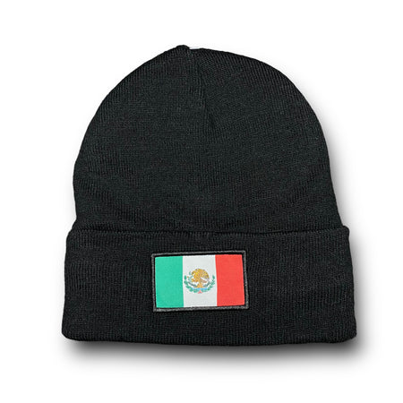 Gorro beanie negro Roaben México con material aislado, bordado detallado del nombre del país en la parte frontal y diseño de bandera trasera.