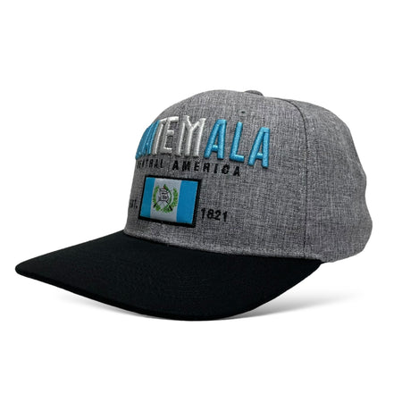 Gorra gris con diseño bordado de la bandera de Guatemala