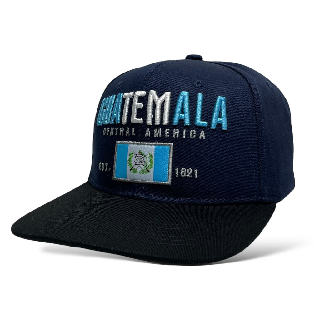 Gorra de baseball navy con visera plana y bandera guatemalteca bordada