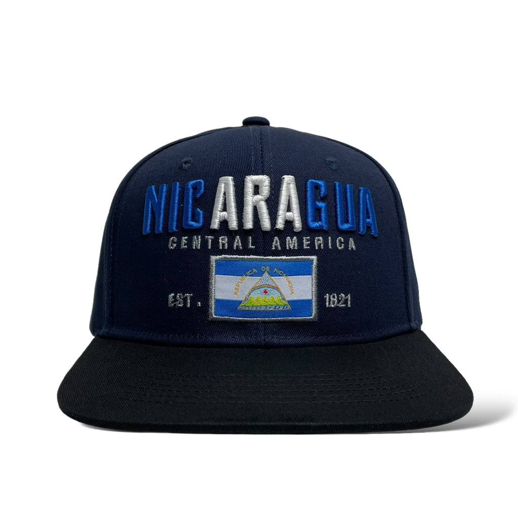 Visera plana y diseño con bandera de Nicaragua en gorra navy snapback.