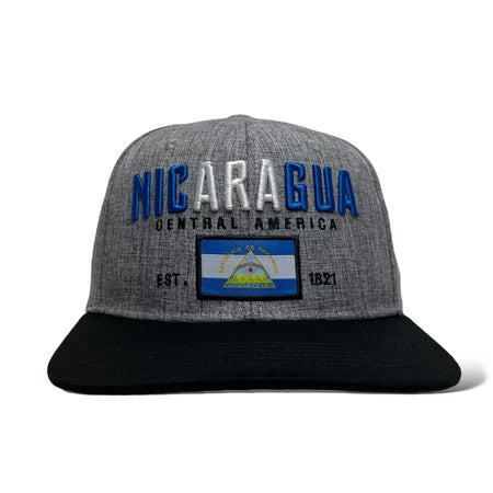 Visera plana en gorra gris con diseño de bandera de Nicaragua