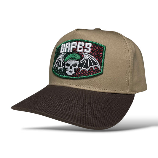 Gorra snapback color café con parches bordados GAFES México y murciélagos en el frente.