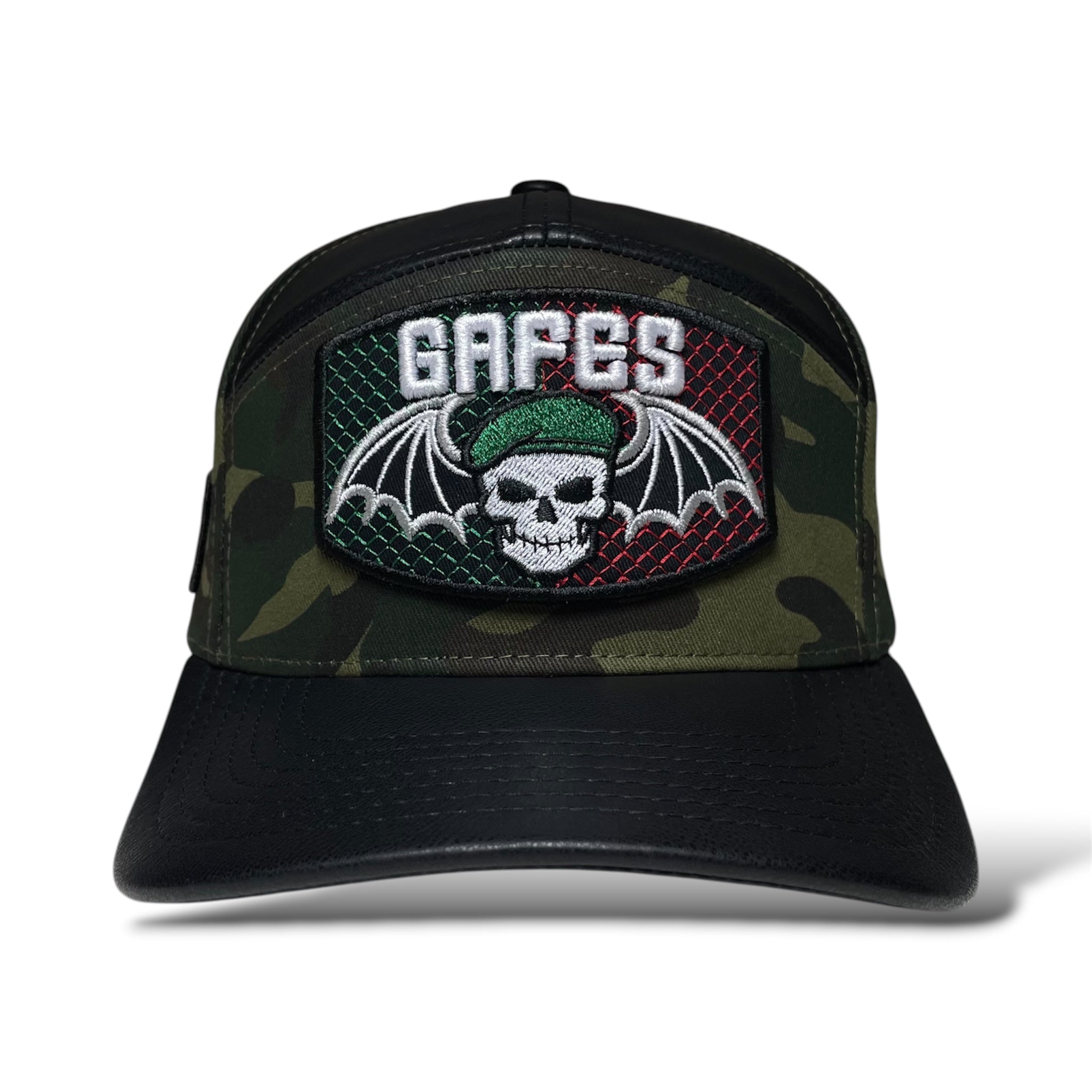 Gorra snapback táctica negra camuflaje con parches bordados GAFES México y murciélagos en el frente.