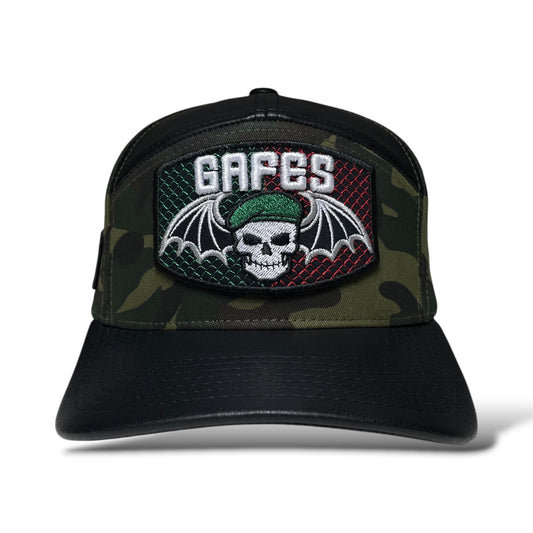 Gorra snapback táctica negra camuflaje con parches bordados GAFES México y murciélagos en el frente.